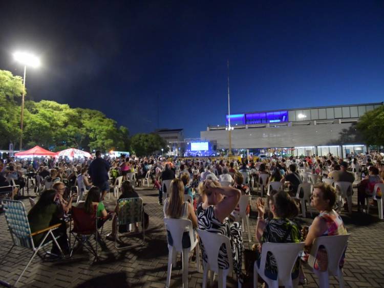 Una multitud  asistió a la apertura de la 14º “Peatonal San Francisco 2025”