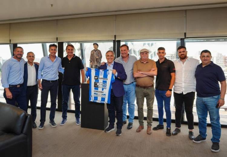 Llaryora recibió a dos clubes deportivos de Monte Maíz y San Francisco