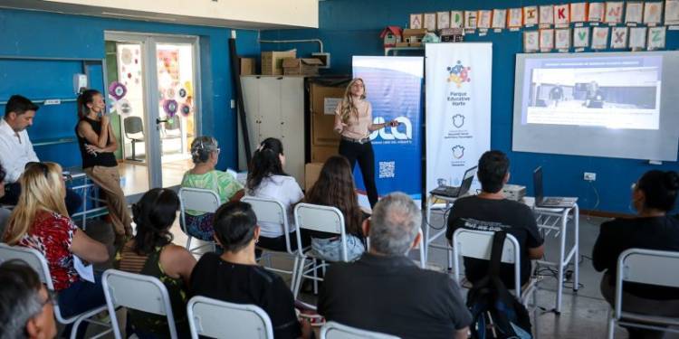 Los vecinos y vecinas de barrio Müller suman a la transformación de un basural una serie de charlas educativas ambientales