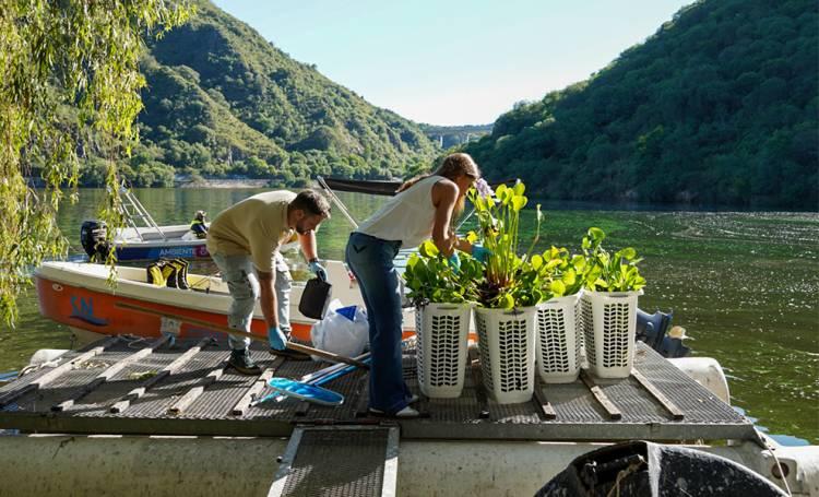 Lanzaron un plan piloto de fitorremediación para sanear las aguas del San Roque