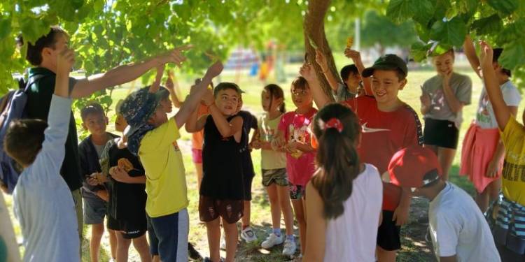 Grandes y chicos aprenden sobre el ambiente y la naturaleza en los Parques Educativos