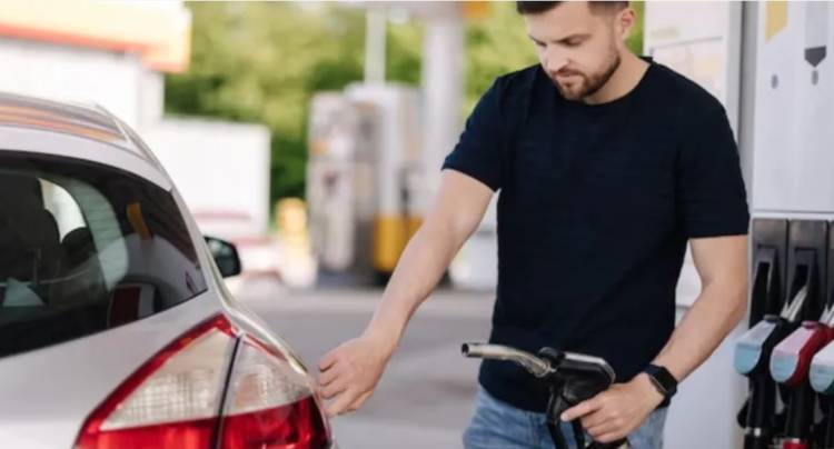 El Gobierno oficializó la medida que permite el autoservicio de combustibles