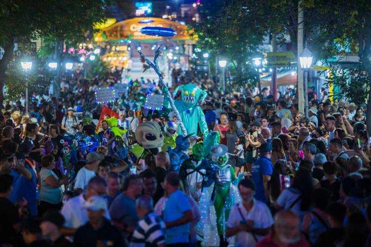 Miles de personas disfrutaron del Festival Alienígena 