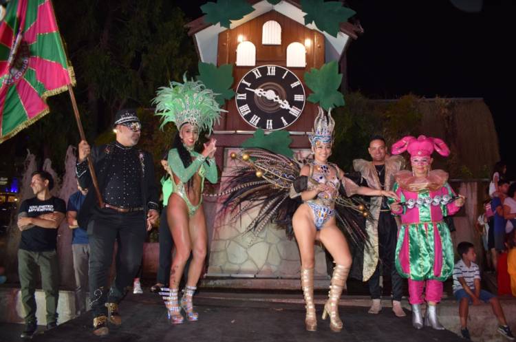 Villa Carlos Paz finaliza la temporada con un carnaval internacional