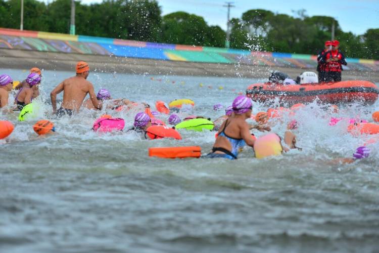 Arrancó la competencia de nado en aguas abiertas más importante del mundo