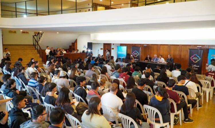 Jóvenes de Alta Gracia recibieron las tarjetas del programa PPP