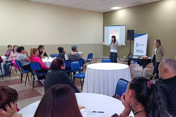 En Alta Gracia, el Ministerio de Educación  realizó una ronda de diálogo con familias