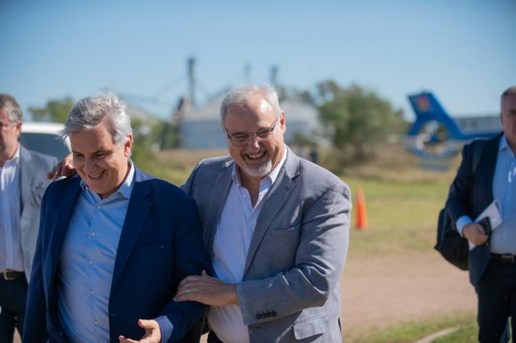 Llaryora visitó Sinsacate y confirmó aportes  provinciales para la obra de Gas natural proyectada