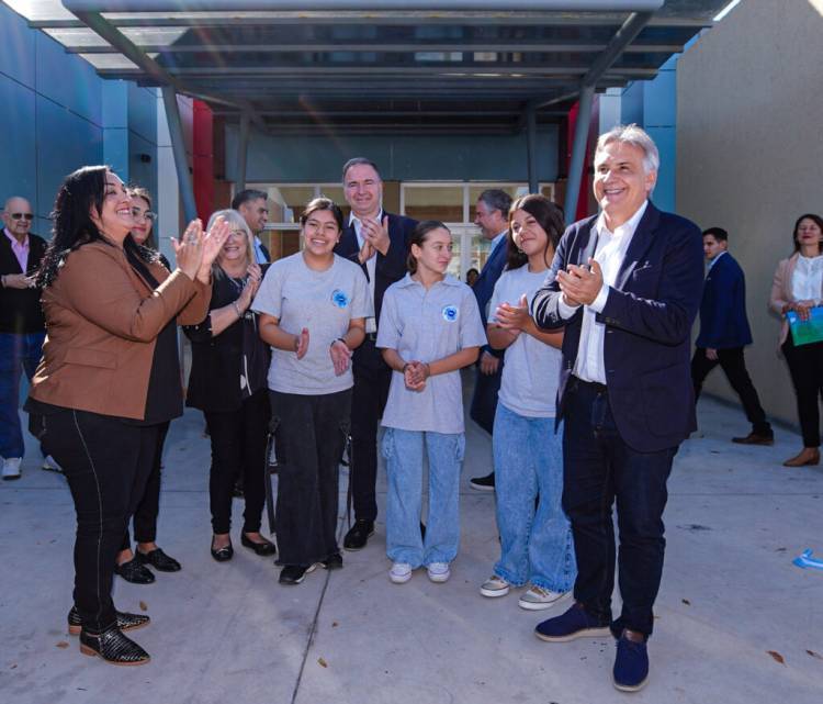 En La Carlota, el gobernador Llaryora inauguró el edificio de la escuela ProA