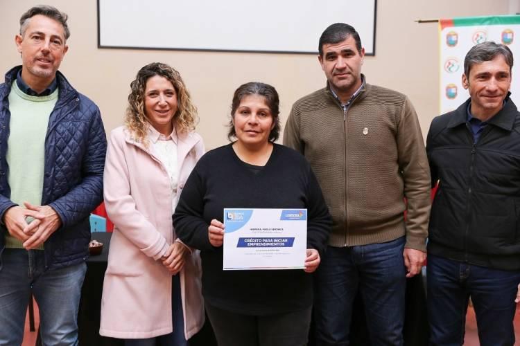 Entregaron  viviendas y financiamiento a emprendedores en Luque, Calchín Oeste y Villa del Rosario