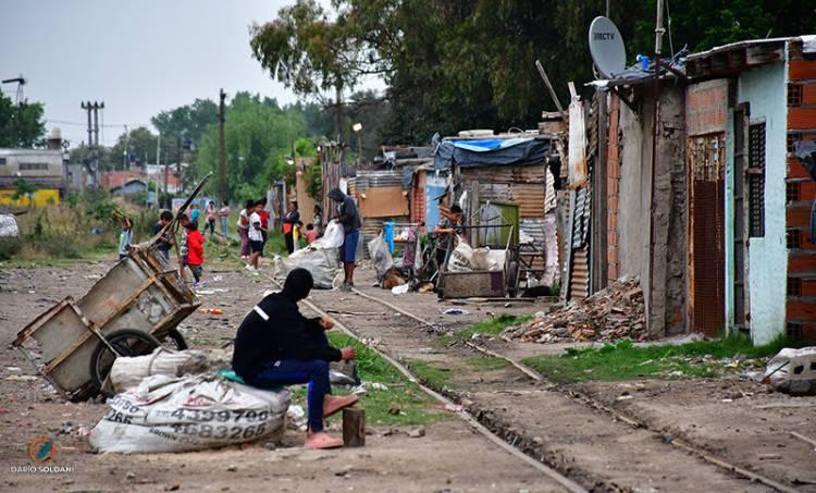 Pobreza en Argentina: Según el INDEC, en un año cayó más de 23 Puntos
