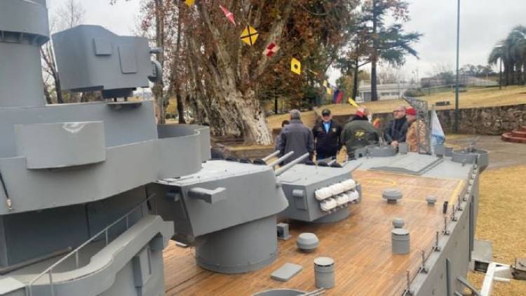 Villa Carlos Paz conmemora a los héroes del Belgrano con una réplica navegable en el Lago San Roque