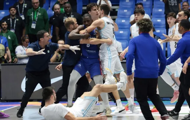 BASQUETBOL: ARGENTINA Y DOMINICANA A LAS PIÑAS Y EMPUJONES