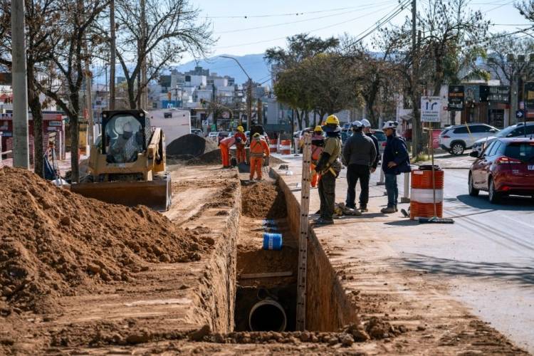 Villa Carlos Paz renueva su acueducto y mejora la infraestructura vial en Avenida Cárcano