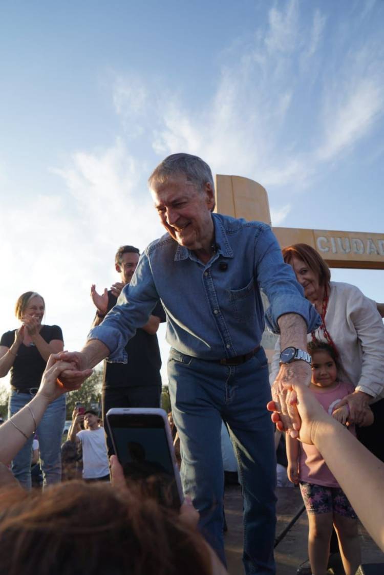 “La energía de la gente nos impulsa”: Schiaretti visitó la zona sur de la ciudad de Córdoba