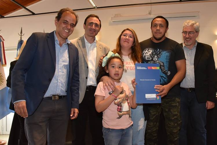 General Deheza: Provincia lanzó Empleo +26 y entregó escrituras y microcréditos a vecinos